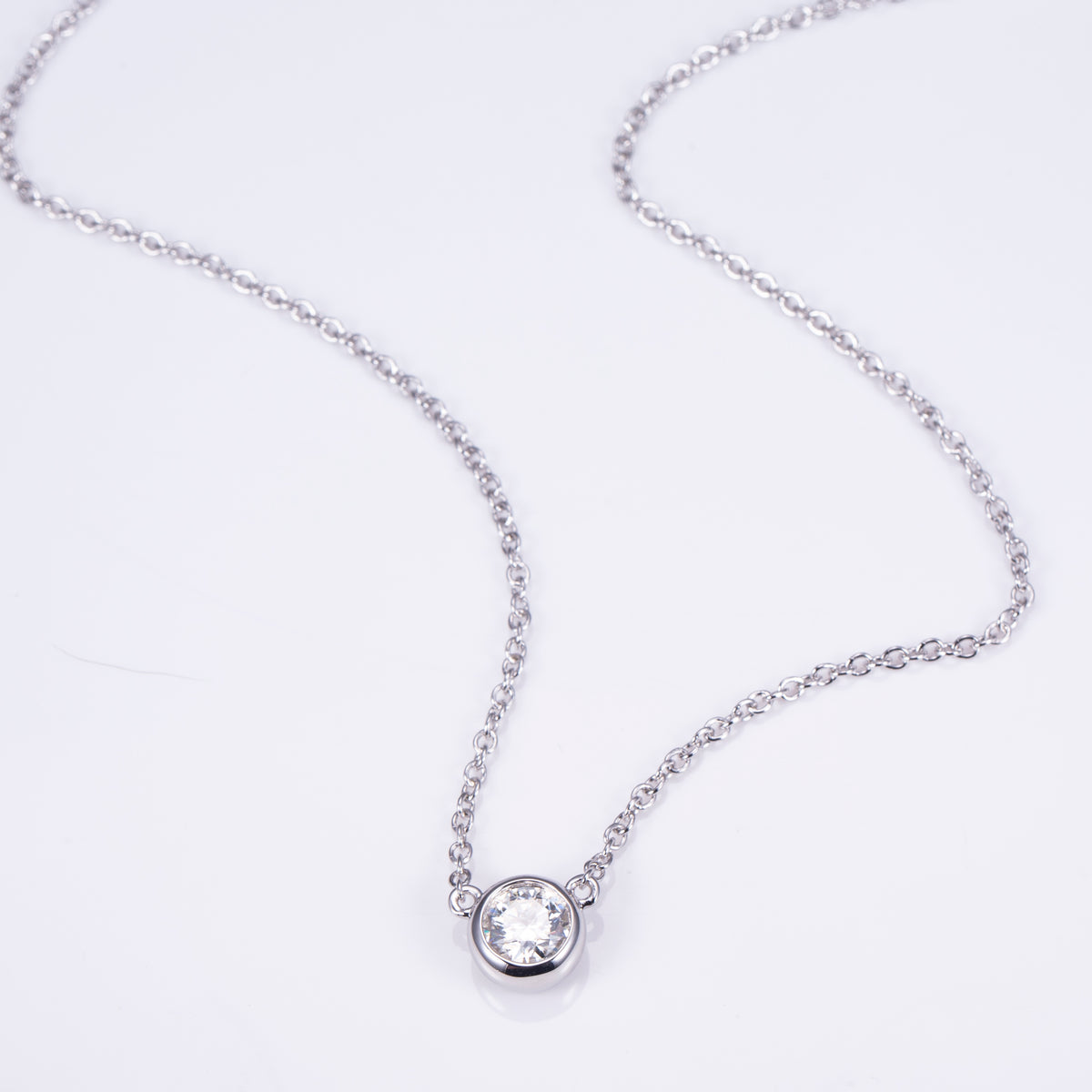 Måne Bezel Diamond Pendant