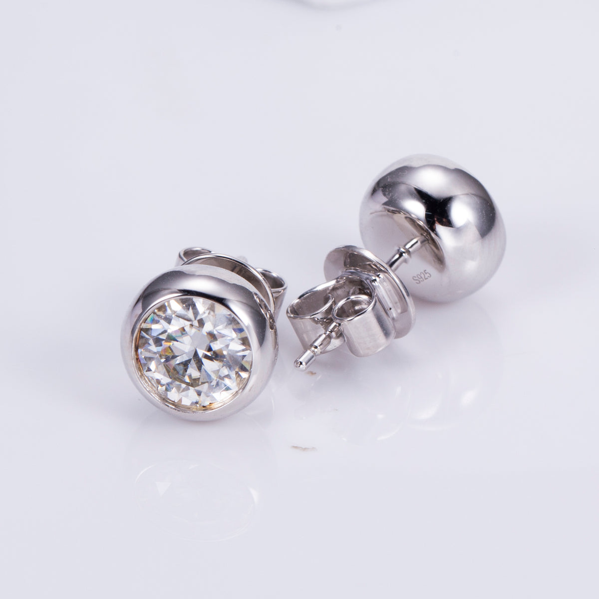Måne Bezel-Set Stud Earrings