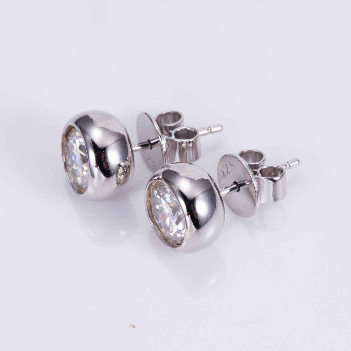 Måne Bezel-Set Stud Earrings