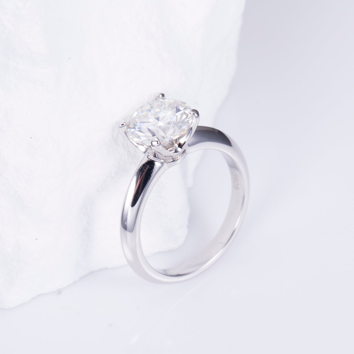 4-Pronged diamond ring