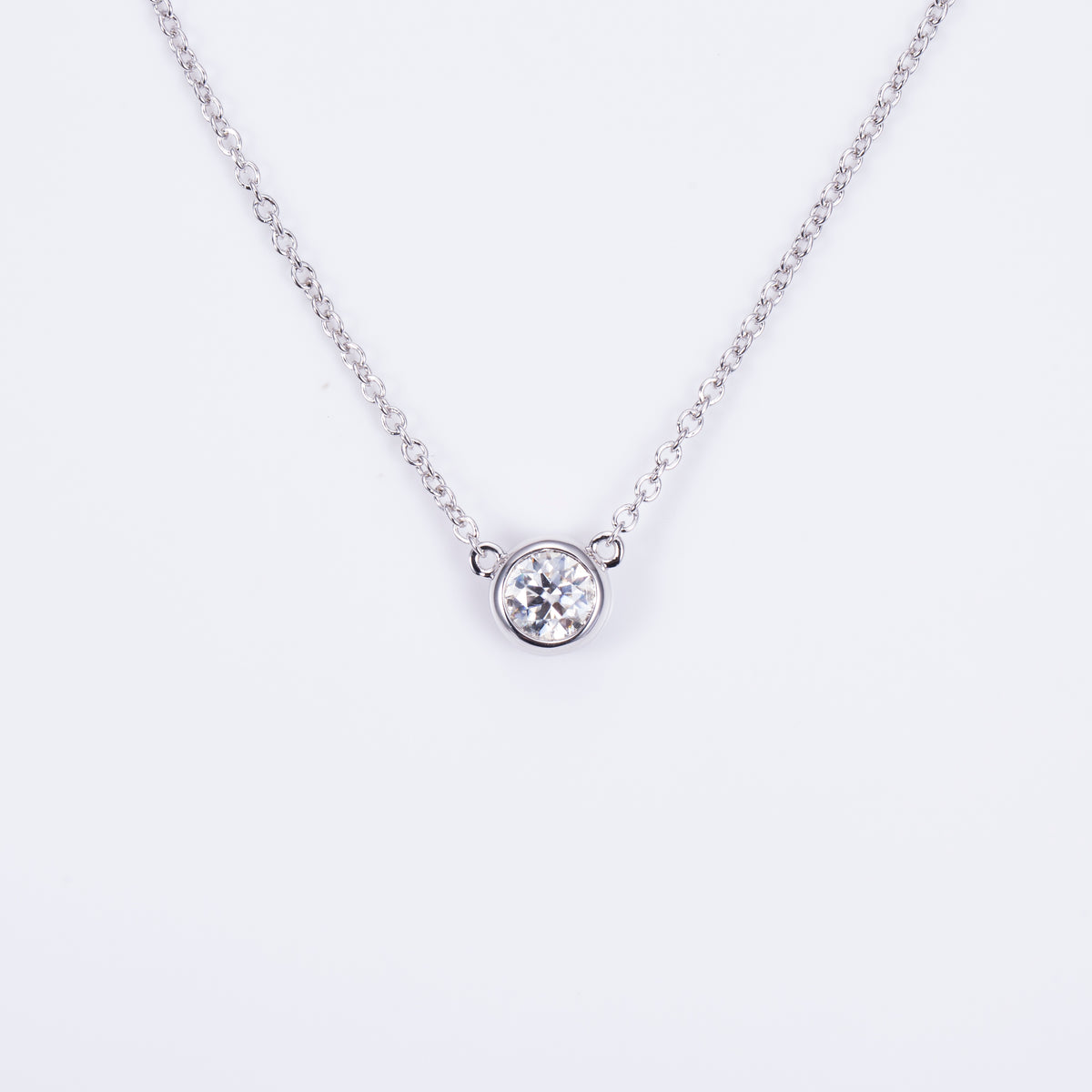 Måne Bezel Diamond Pendant