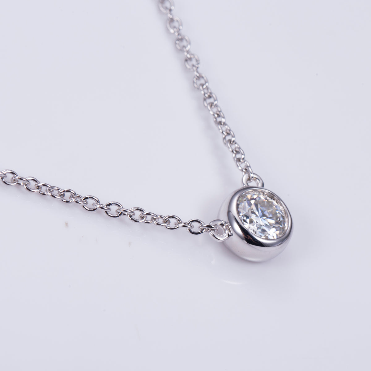 Måne Bezel Diamond Pendant
