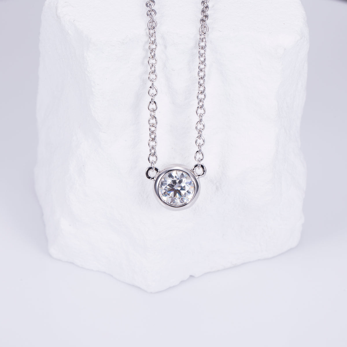 Måne Bezel Diamond Pendant