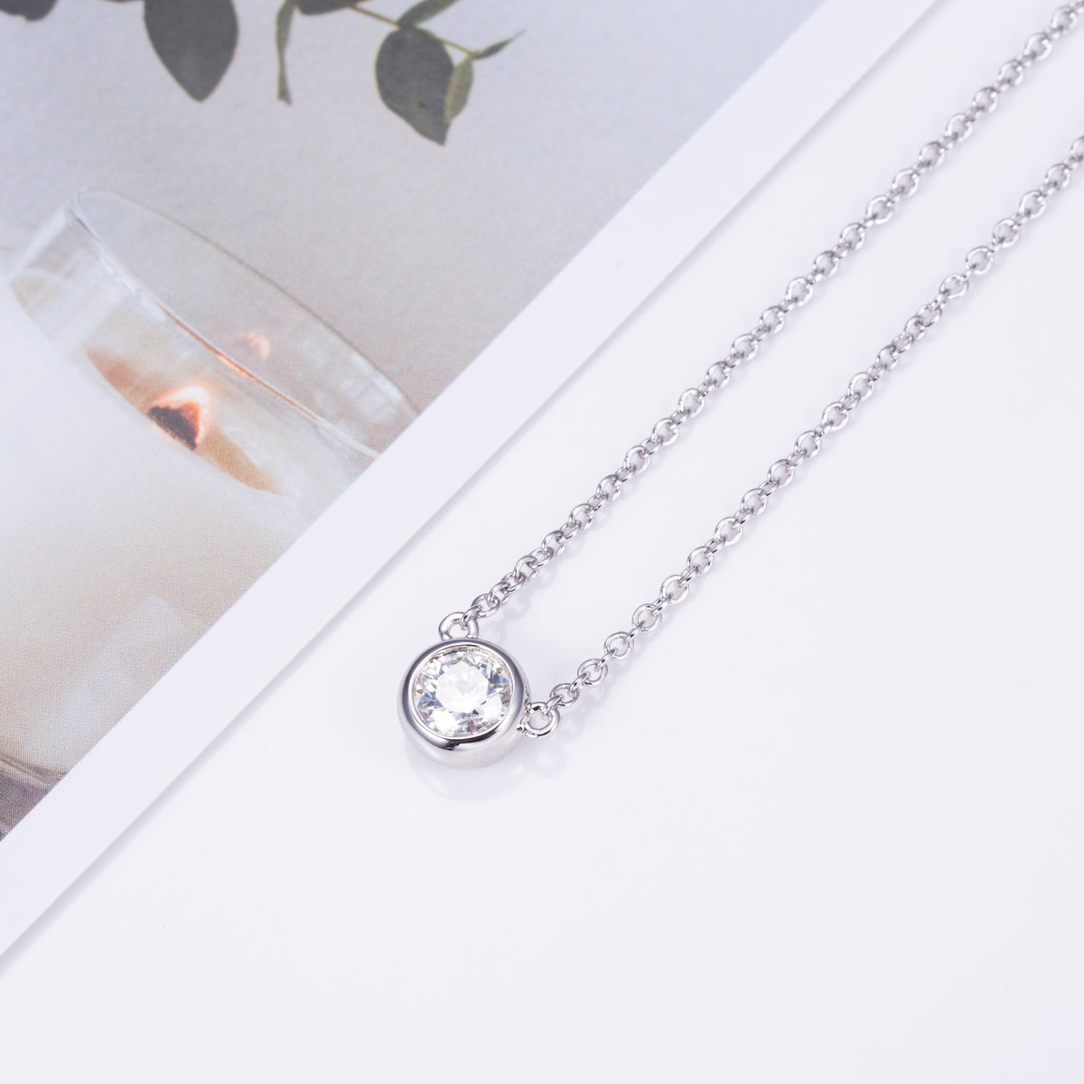 Måne Bezel Diamond Pendant