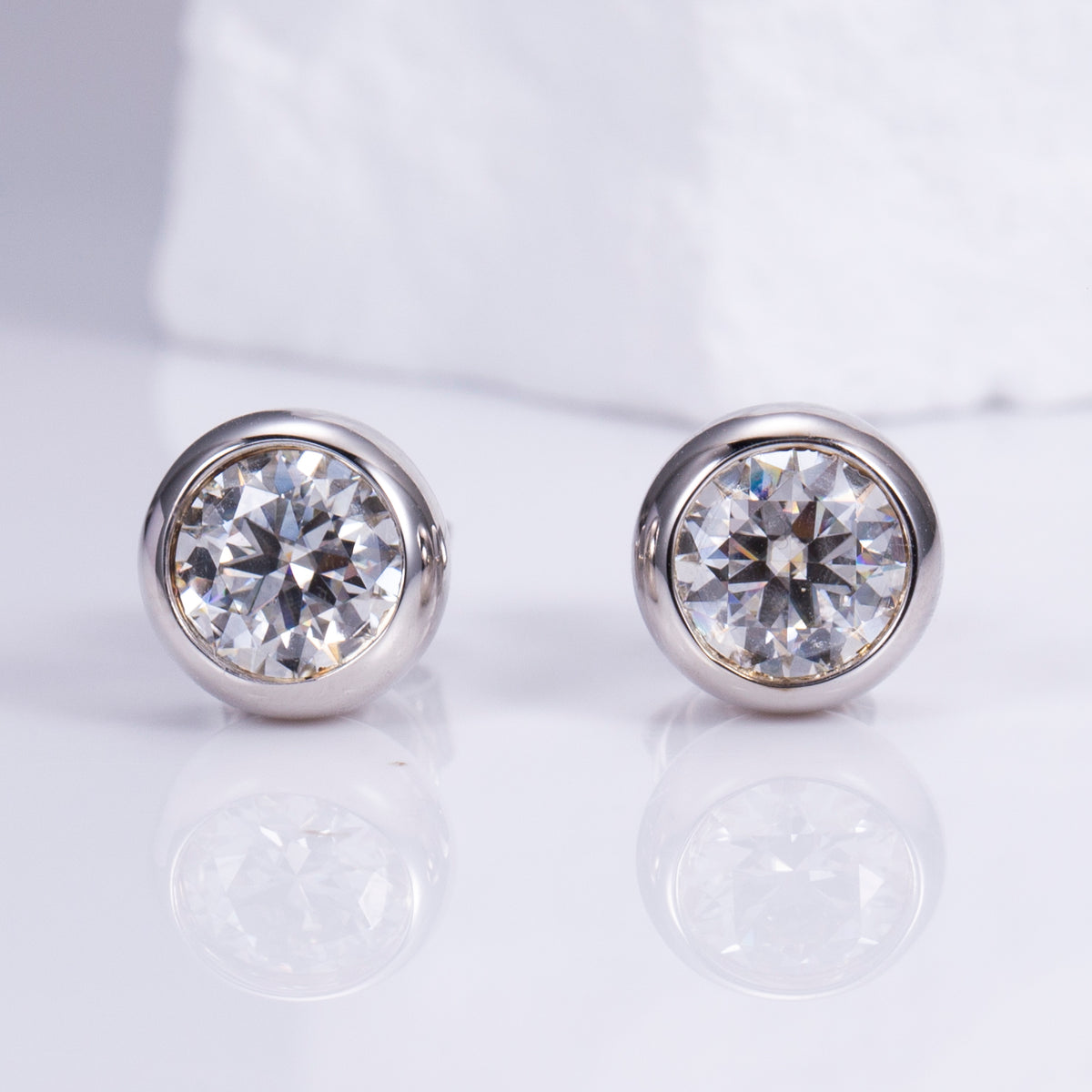Måne Bezel-Set Stud Earrings